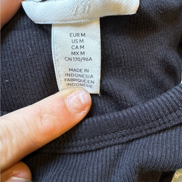 🦩5/$30🦩 H&M Black Crop Tank - Picture 3 of 3